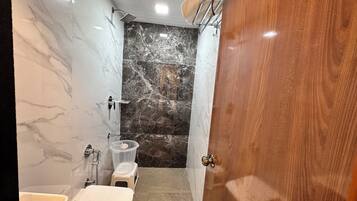 Deluxe Twin Room | Bathroom | Shower, towels