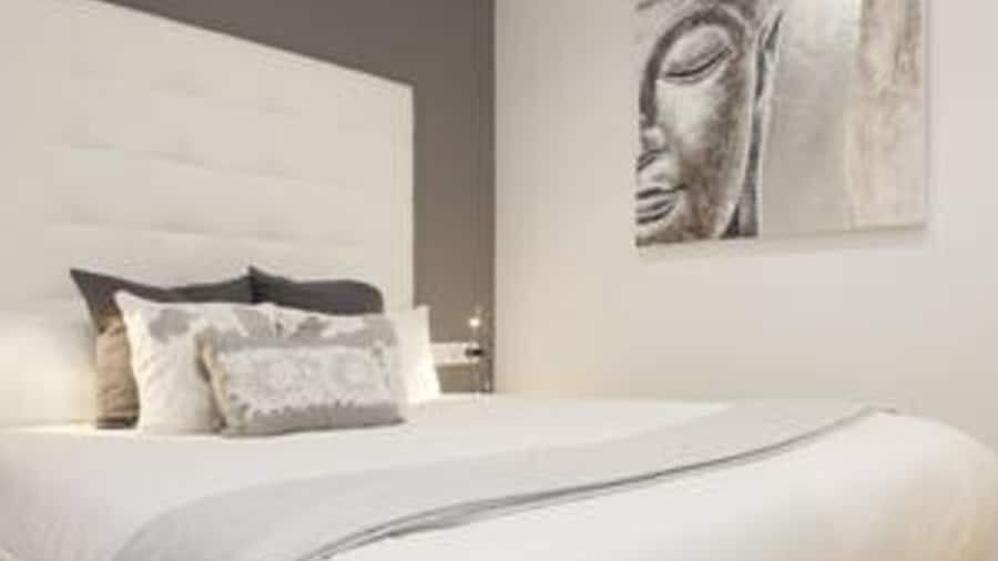 Designer Apt Near Fira Balcony 5PP Wifi Smart TV by Myrentalhost