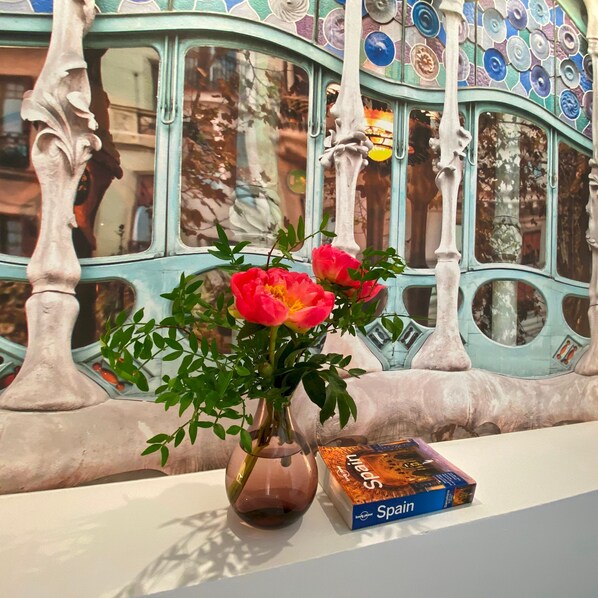 A vase with flowers and a book titled "Spain" on a windowsill. - Unique 3 BED House in Horta By Myrentalhost (Barcelona)