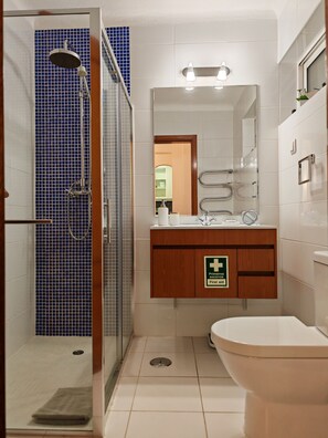 Shower, hair dryer, towels, toilet paper - Oura Pool and Ocean View Apartment (Albufeira)