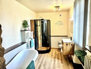 Bruser, miljøvenlige toiletartikler, hårtørrer, håndklæder