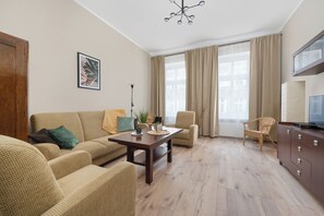 아파트, 침실 2개, 주방 | 2 개의 침실, 각각 다른 스타일의 인테리어, 책상, 노트북 작업 공간