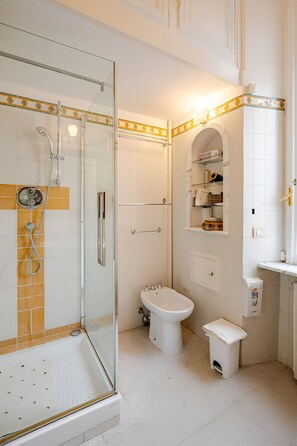 Dusche, Haartrockner, Bidet, Handtücher