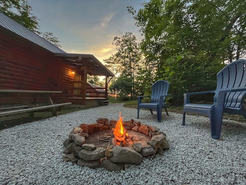 Pluggy’s Place - Perfect Location |Outdoor Firepit