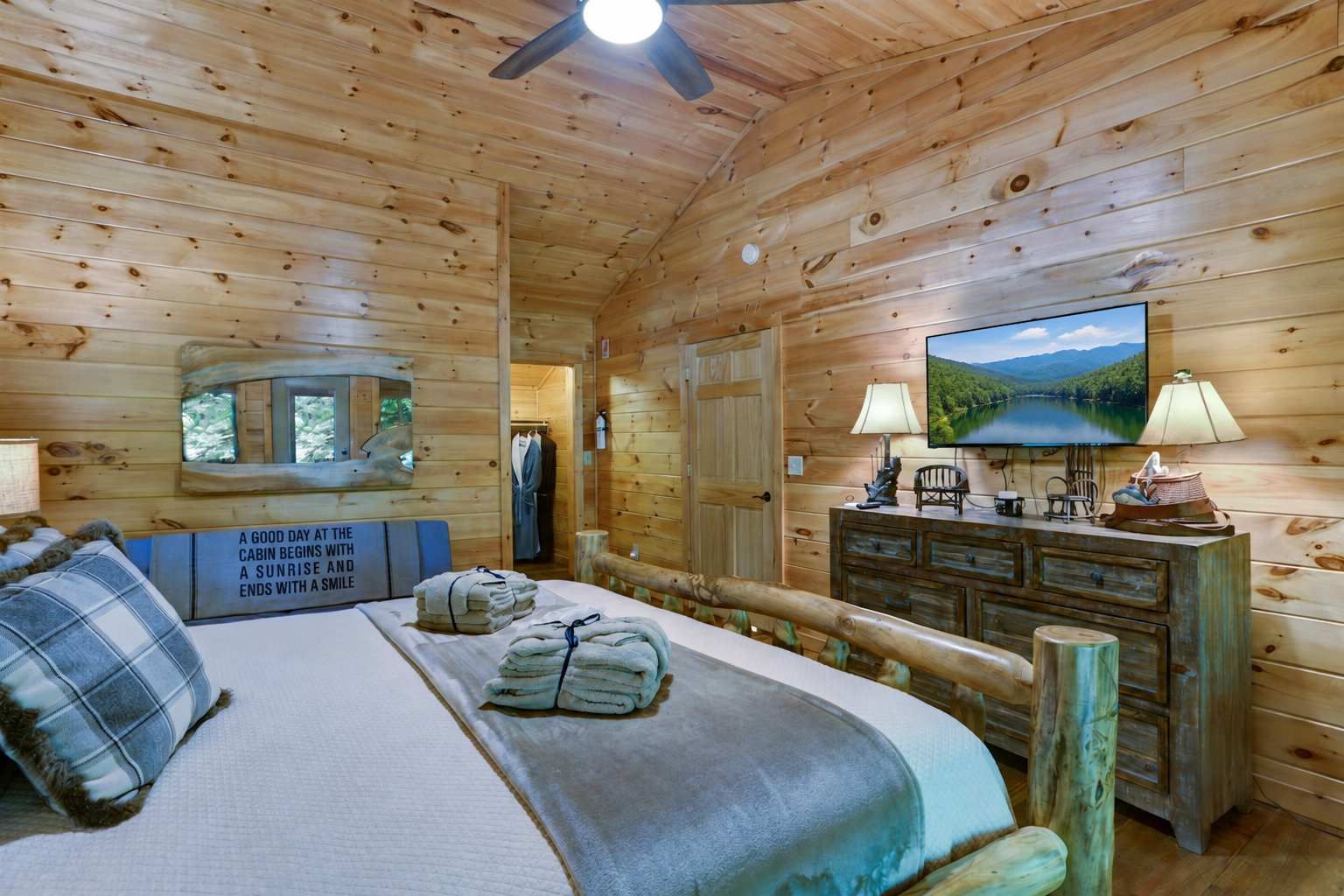 L'intérieur d'une cabine comprenant un lit, un téléviseur et un miroir.
