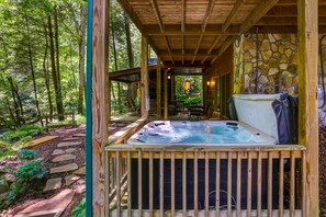 Outdoor spa tub