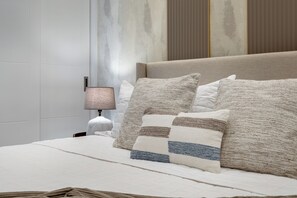 3 bedrooms, iron/ironing board, travel cot, free WiFi - Elegant Beach Villa, Private Pool & Golf Course! (El Soco)