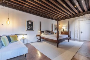 4 bedrooms, in-room safe, desk, iron/ironing board