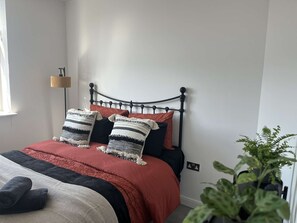 1 bedroom, iron/ironing board, WiFi, bed sheets - Central Tranquil Deluxe Urban Retreat  (Leicester)