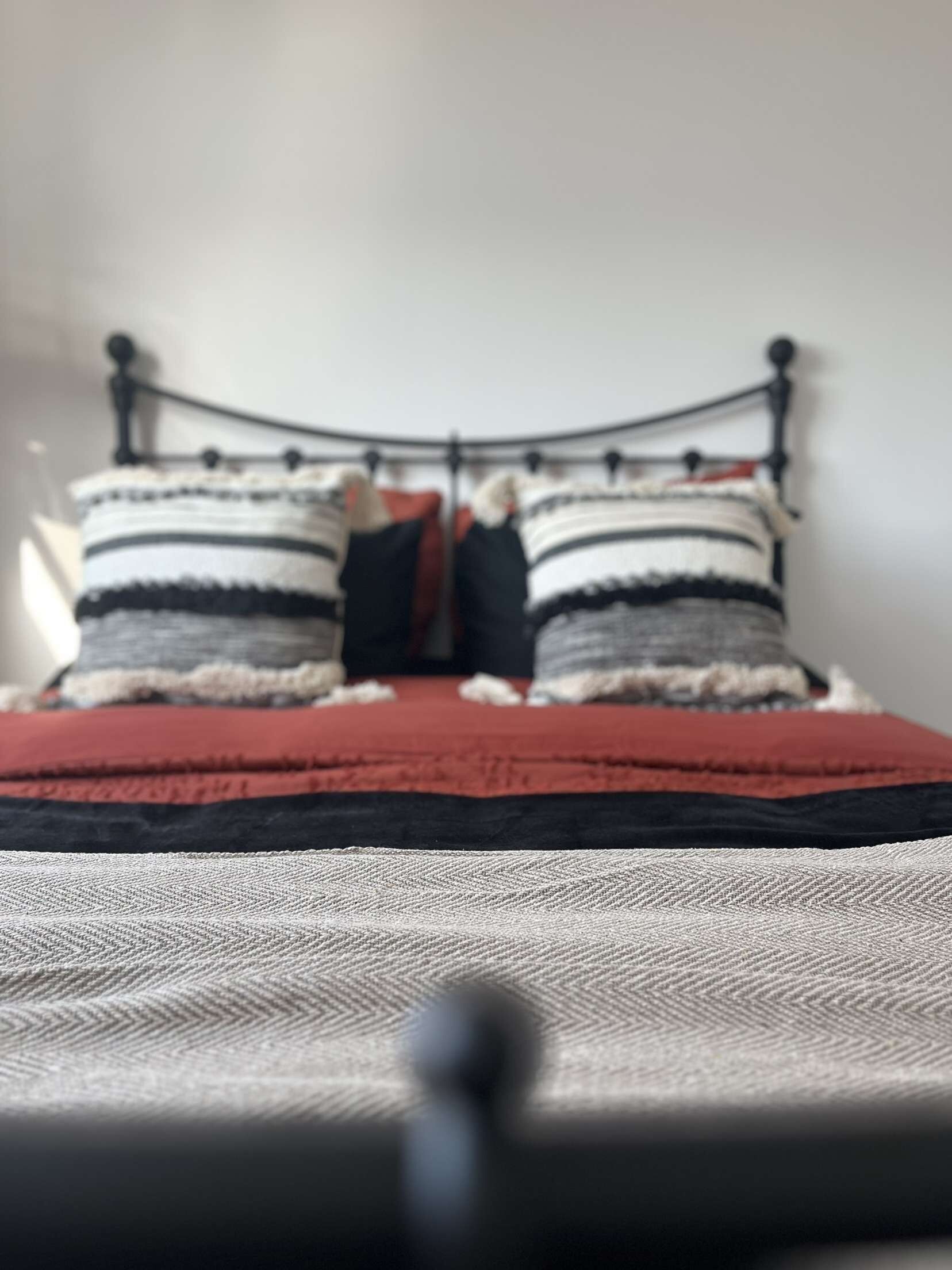 1 dormitorio, tabla de planchar con plancha, wifi y ropa de cama