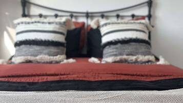 1 dormitorio, tabla de planchar con plancha, wifi y ropa de cama