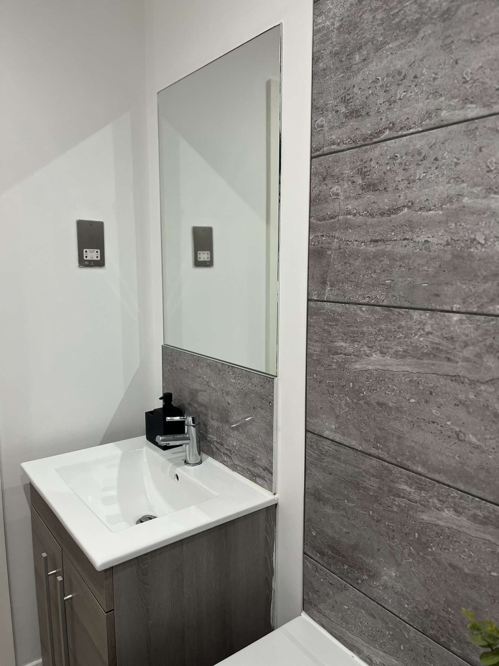 Secador de pelo, toallas, jabón y champú