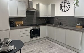 Horno, placa de cocina y lavavajillas