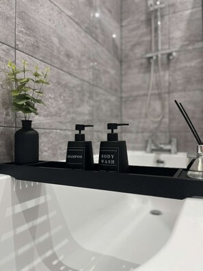 吹风机、毛巾、肥皂、洗发水