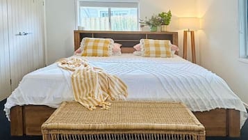 3 bedrooms, desk, iron/ironing board, free WiFi