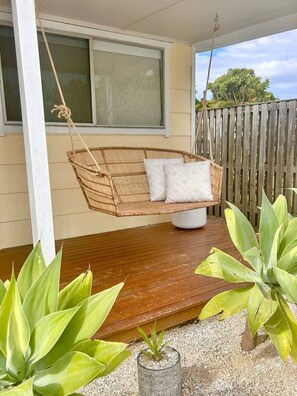 Terrace/patio - Sunnyboy at Fingal Head, pet friendly (Fingal Head)