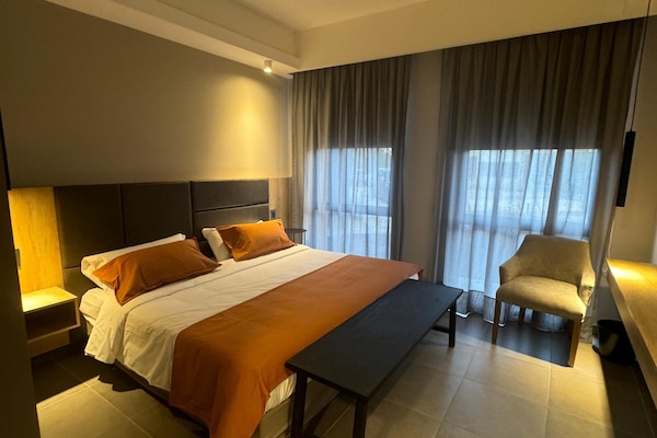 Quarto casal clássico | Quartos à prova de som, Wi-Fi de cortesia