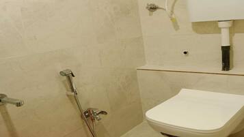 Deluxe Room | Bathroom | Shower, rainfall showerhead, free toiletries, towels