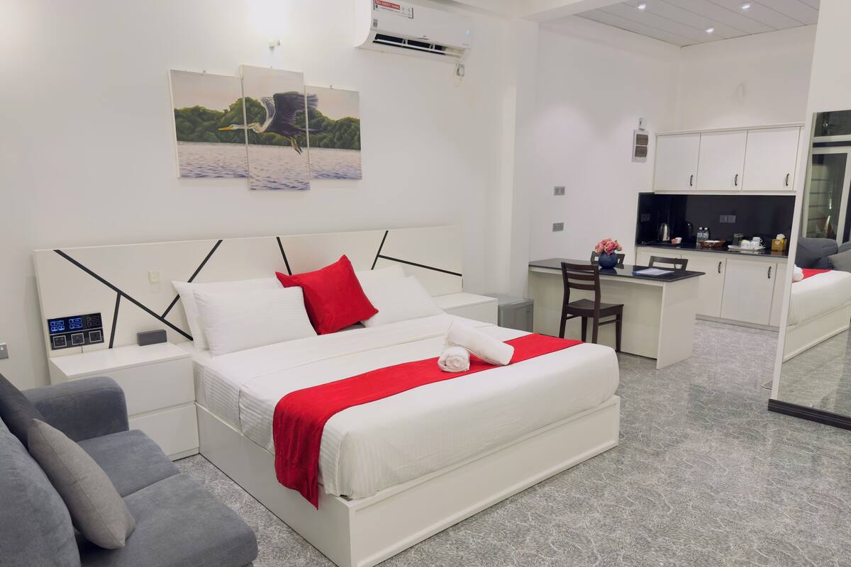 Suite superior | Espacio para trabajar con un portátil y cortinas opacas