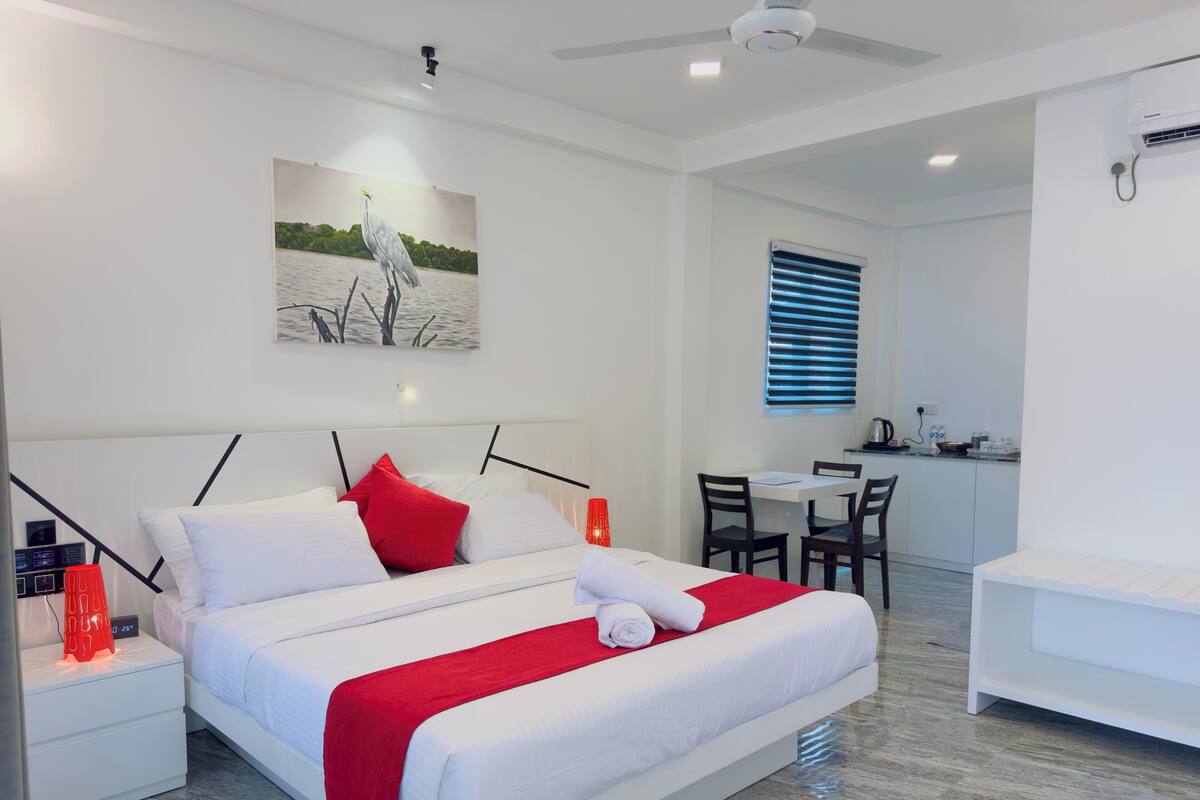 Habitación Deluxe doble, vistas a la piscina | Espacio para trabajar con un portátil y cortinas opacas