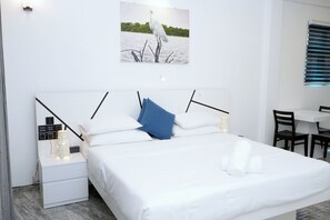 Chambre Double Deluxe, vue piscine | Espace de travail pour ordinateur portable, rideaux occultants