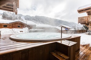 Outdoor spa tub - Chalet Le Saint-Jean - 15 pers - proche pistes (Les Gets)