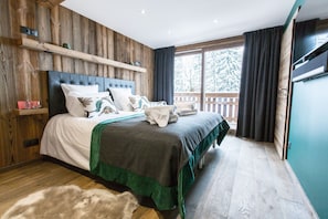 7 bedrooms, in-room safe, iron/ironing board, free WiFi