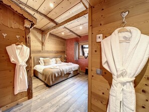 3 室のベッドルーム、WiFi (無料)、ベッドシーツ