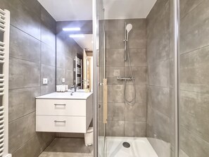 Shower, towels