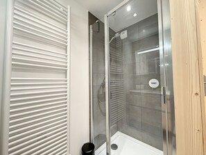 Een douche, handdoeken