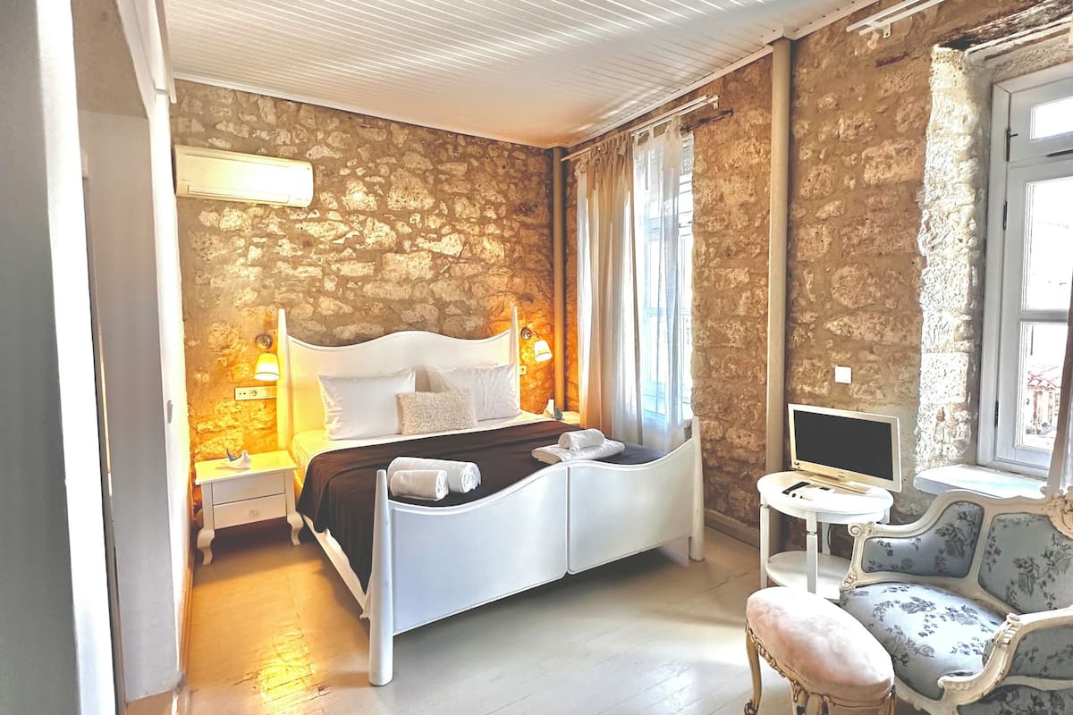 Elite Double Room | Soundproofing, iron/ironing board, free WiFi, bed sheets