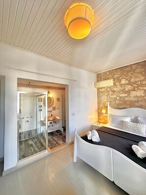 Elite Double Room | Soundproofing, iron/ironing board, free WiFi, bed sheets - Leonidas Otel (Cesme)