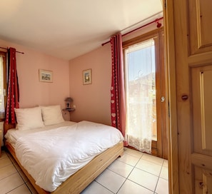 3 bedrooms, iron/ironing board, free WiFi