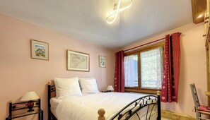 3 bedrooms, iron/ironing board, free WiFi