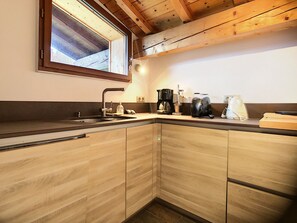 Kylskåp, mikrovågsugn, ugn och diskmaskin