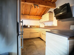 Kylskåp, mikrovågsugn, ugn och diskmaskin