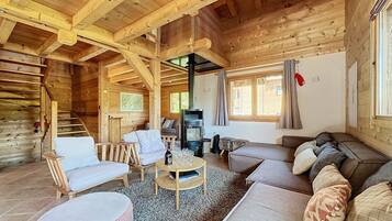 Televisión y chimenea