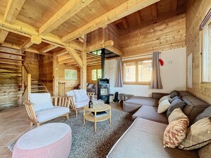 Televisión y chimenea 