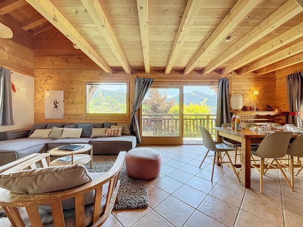 Televisión y chimenea 