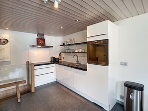 Een koelkast, een microgolfoven, een oven, een vaatwasser