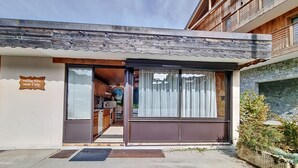 Un bâtiment sur lequel est apposée une pancarte indiquant qu’il s’agit d’un parking privé.