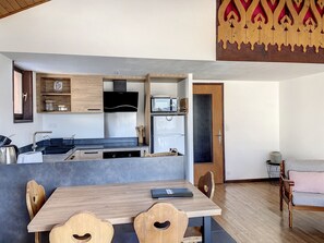 雪櫃、微波爐、焗爐、洗碗機