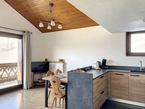 雪櫃、微波爐、焗爐、洗碗機