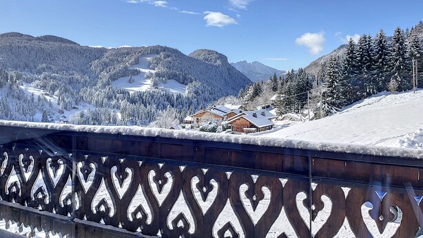 A snowy mountain landscape with a wooden fence in the foreground. - Cornuts 2 - appartement -5pers (Les Gets)