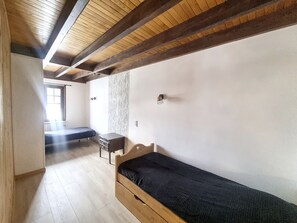 2 Schlafzimmer, Bügeleisen/Bügelbrett, kostenloses WLAN