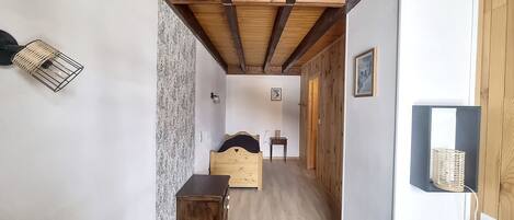 2 bedrooms, iron/ironing board, free WiFi