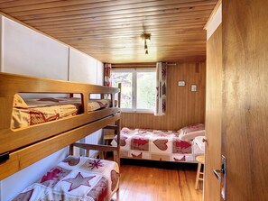 3 chambres, fer et planche à repasser