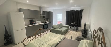 1 chambre, fer et planche Ă repasser, Wi-Fi gratuit, draps fournis