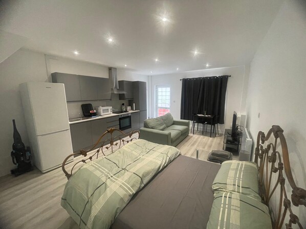 1 habitación, tabla de planchar con plancha, wifi gratis y ropa de cama 