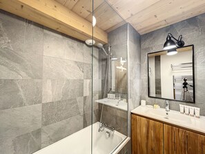 Dusj, hårføner og håndklær